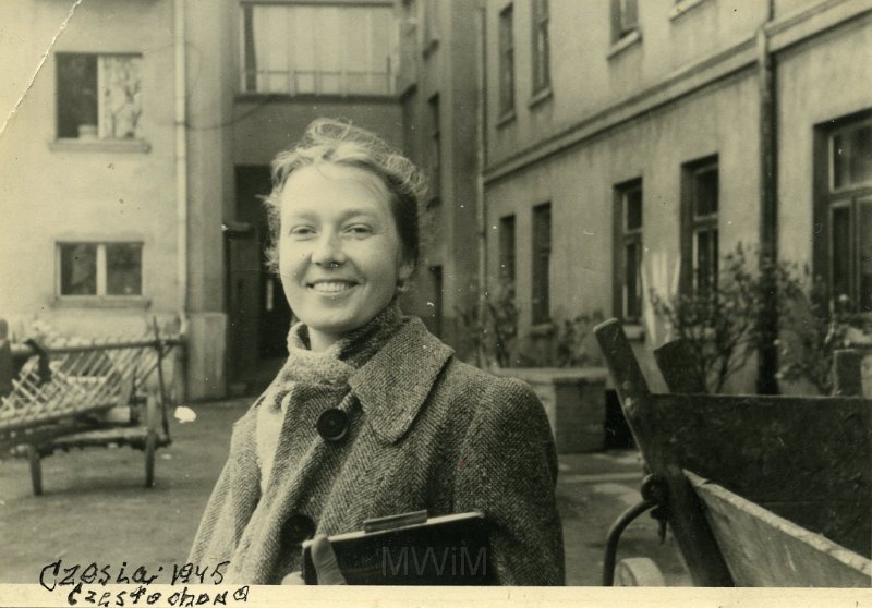 KKE 5004.jpg - Fot. Portret. Czesława Troniewska (z domu Strumiłło) - siostra Jadwigi Rapackiej (z domu Strumiłło), Częstochowa, 1945 r.